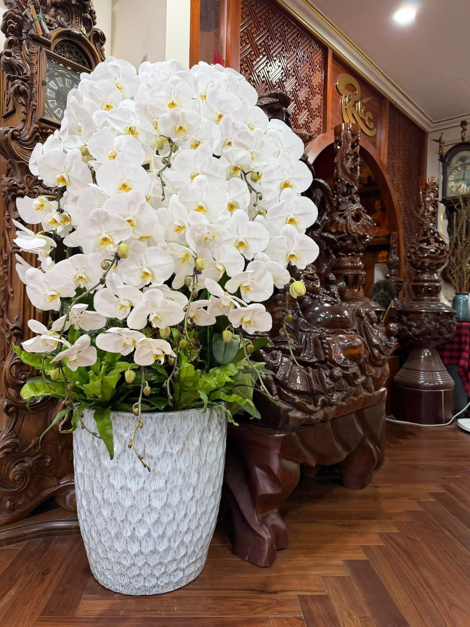 Cơ ngơi của NSND Tự Long: Căn hộ cao cấp ở H&agrave; th&agrave;nh, g&oacute;c n&agrave;o cũng đậm n&eacute;t truyền thống, gian thờ tự "đ&uacute;ng lễ nghi chuẩn phong thủy"- Ảnh 10.