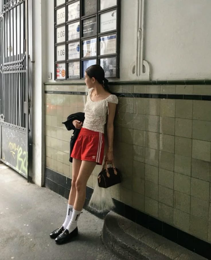 Quần shorts đang được hội &ldquo;cool girl&rdquo; n&acirc;ng tầm: Mix đ&uacute;ng kiểu vừa m&aacute;t vừa sang, mặc cả h&egrave; kh&ocirc;ng ch&aacute;n- Ảnh 19.
