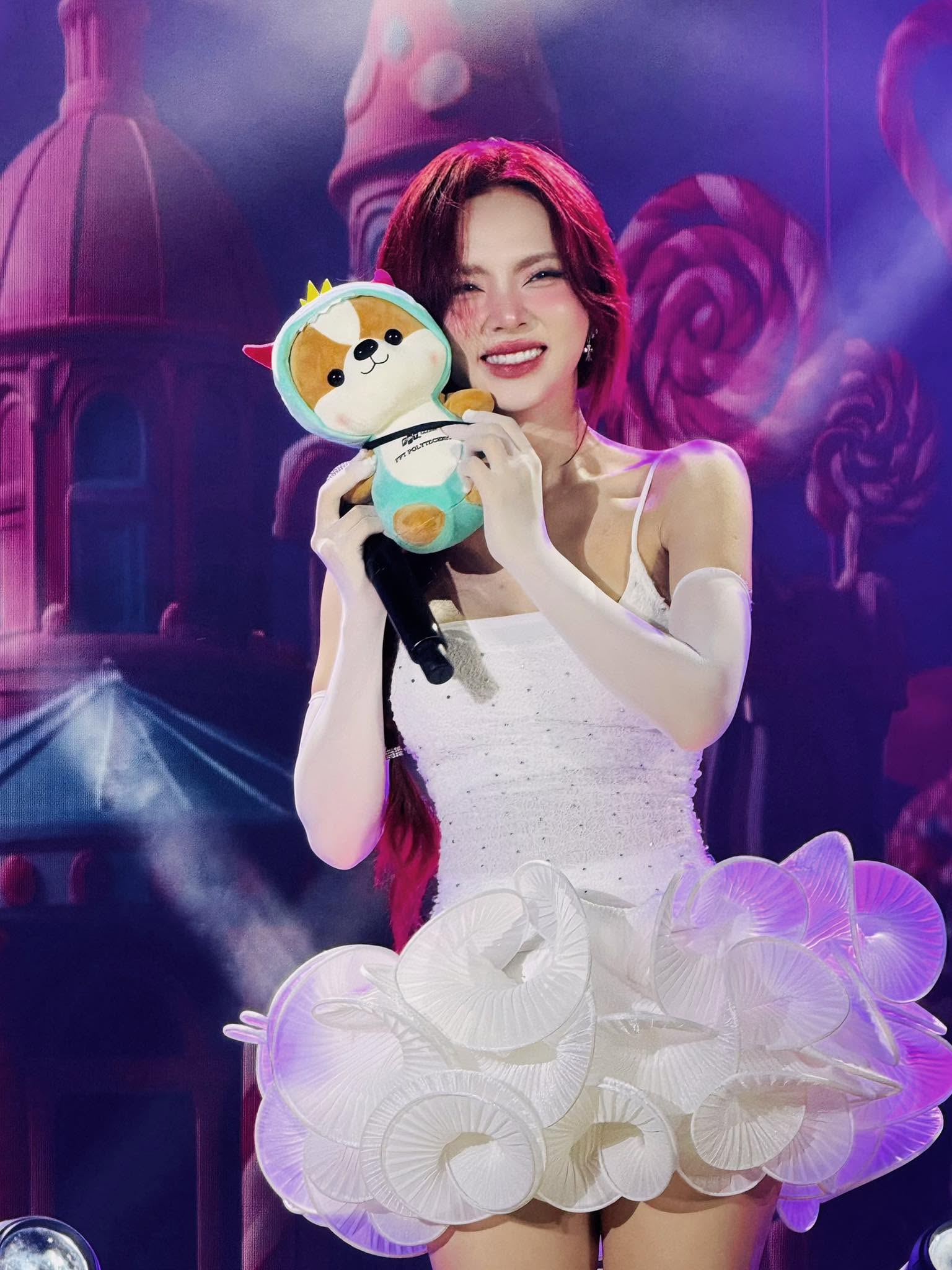 Mỹ nh&acirc;n Việt l&agrave; trường hợp lạ l&ugrave;ng của showbiz: Cứ h&aacute;t l&agrave; ra hit, kh&aacute;n giả thuộc l&ograve;ng từng c&acirc;u nhưng kh&ocirc;ng ai nhớ mặt- Ảnh 6.