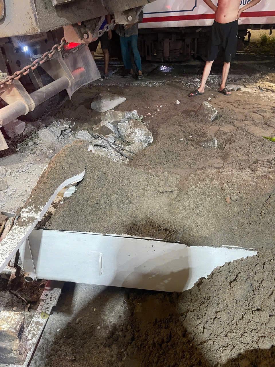 Khoảnh khắc t&agrave;u hỏa va chạm &ocirc; t&ocirc; tải tại H&agrave; Nội, nhiều xe m&aacute;y bị v&ugrave;i lấp- Ảnh 2.