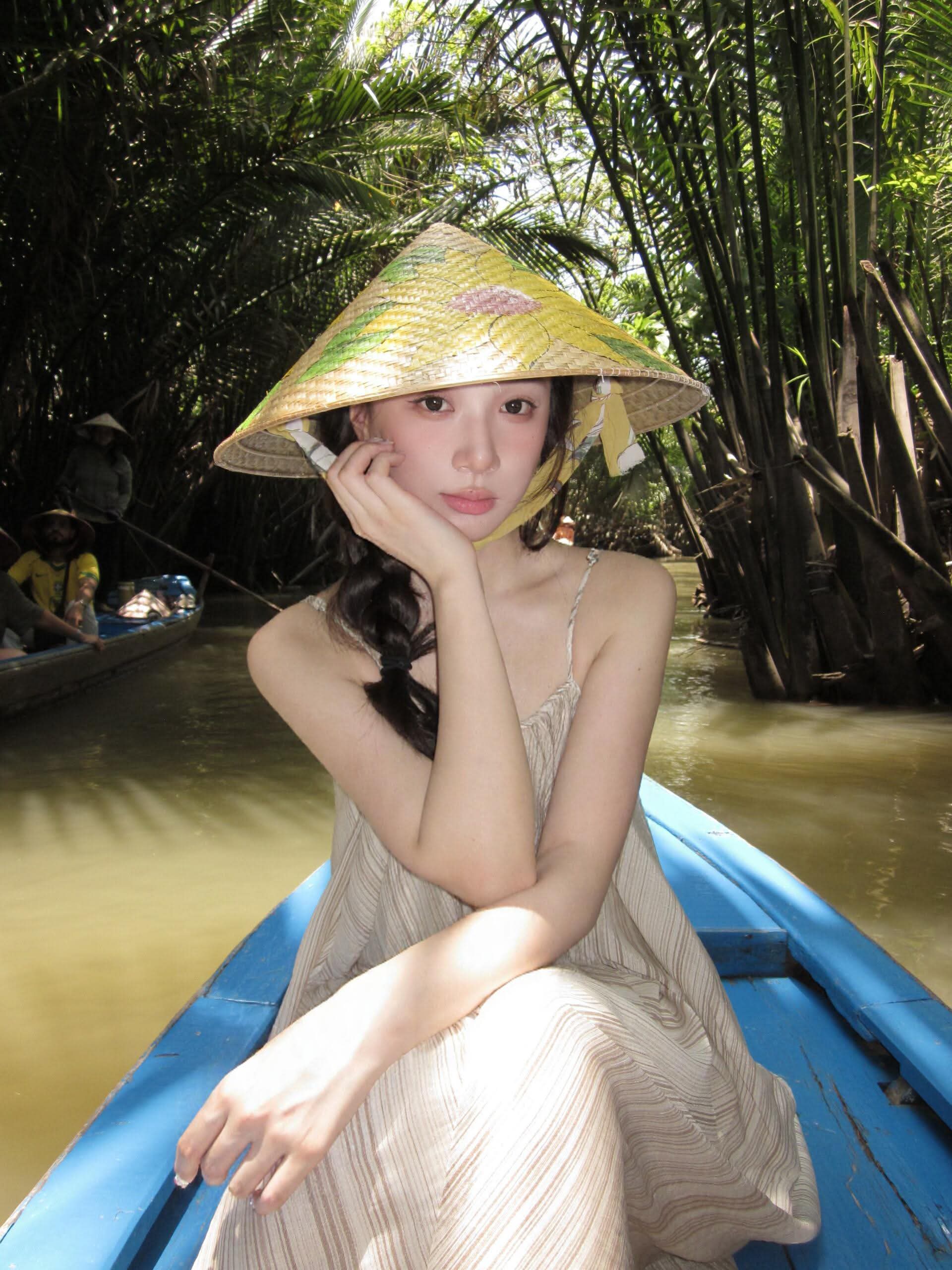 Tỷ tỷ xứ Trung đua nhau mặc sườn x&aacute;m gh&eacute; miền T&acirc;y đội n&oacute;n l&aacute; ch&egrave;o xuồng, l&agrave;m n&ecirc;n mấy bộ h&igrave;nh "chấn động"- Ảnh 6.