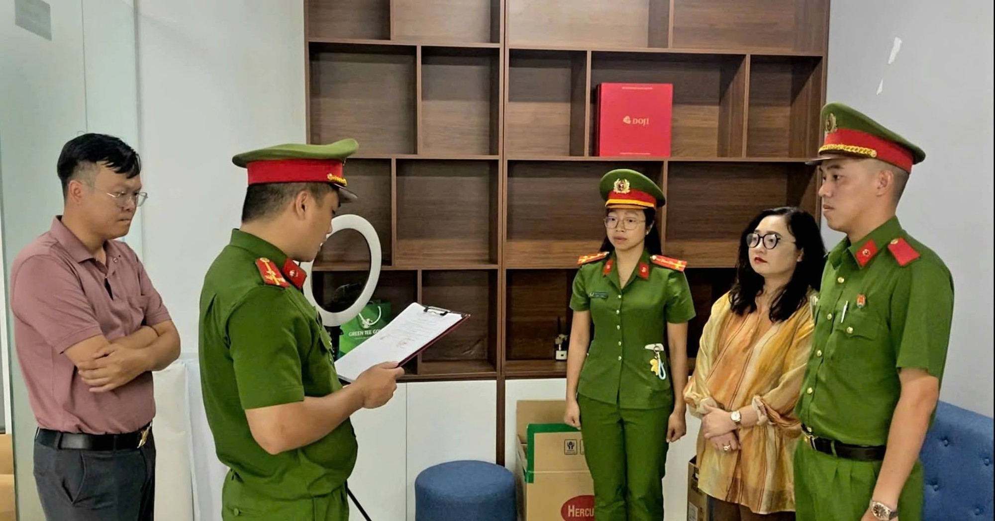 Ra lệnh cấm đi khỏi nơi cư tr&uacute; đối với nữ tổng gi&aacute;m đốc L&ecirc; Thị Oanh SN 1991- Ảnh 1.