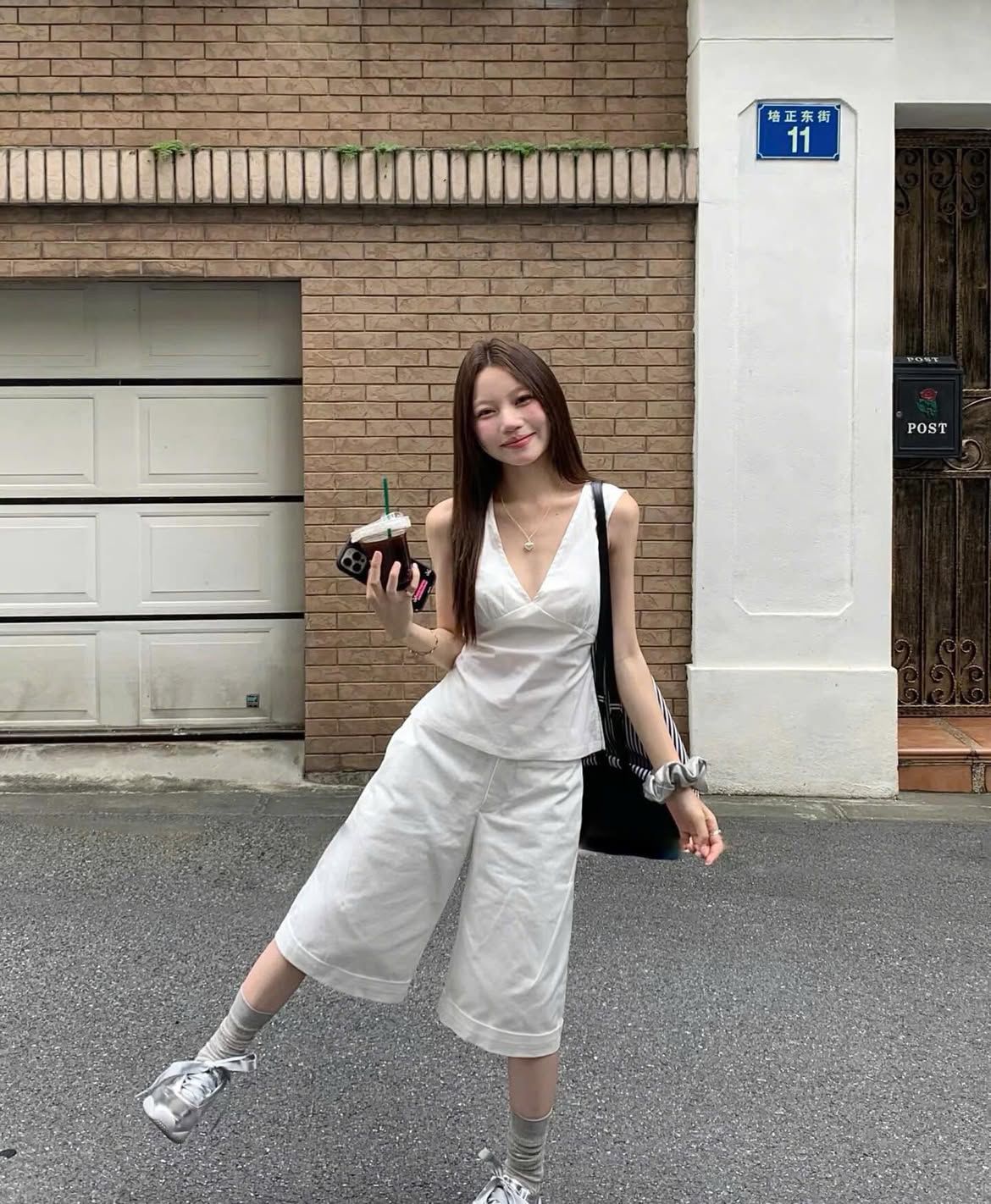Quần shorts đang được hội &ldquo;cool girl&rdquo; n&acirc;ng tầm: Mix đ&uacute;ng kiểu vừa m&aacute;t vừa sang, mặc cả h&egrave; kh&ocirc;ng ch&aacute;n- Ảnh 14.