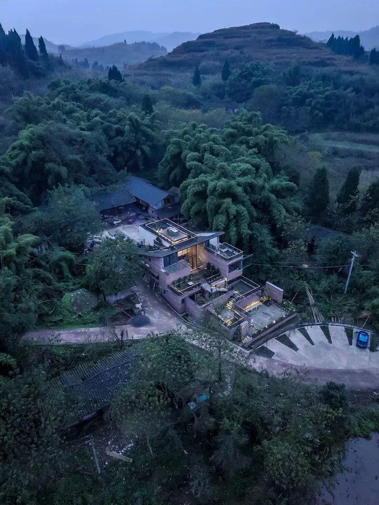 Kiến tr&uacute;c sư thất nghiệp chi 6,5 tỷ x&acirc;y nh&agrave; 300m2 tr&ecirc;n n&uacute;i, sống chill c&ugrave;ng bố mẹ: Uống tr&agrave; tr&ecirc;n n&oacute;c nh&agrave;, kh&ocirc;ng c&oacute; h&agrave;ng r&agrave;o- Ảnh 1.