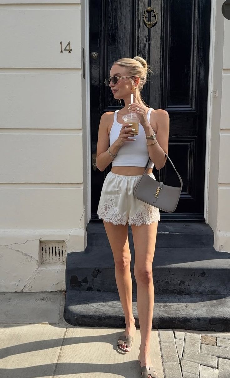 Quần shorts đang được hội &ldquo;cool girl&rdquo; n&acirc;ng tầm: Mix đ&uacute;ng kiểu vừa m&aacute;t vừa sang, mặc cả h&egrave; kh&ocirc;ng ch&aacute;n- Ảnh 1.