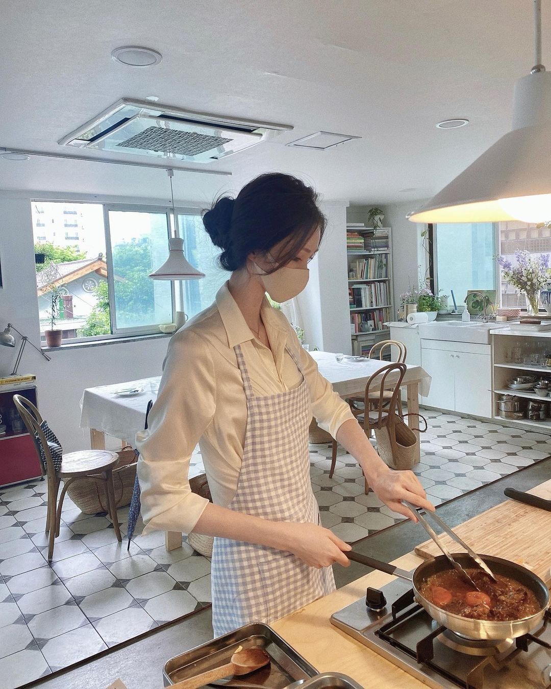 18h rời c&ocirc;ng ty, đến nh&agrave; đeo tạp dề nấu ăn cho người lạ: Ng&agrave;nh dịch vụ gi&uacute;p d&acirc;n văn ph&ograve;ng kiếm tới 54 triệu/th&aacute;ng- Ảnh 1.