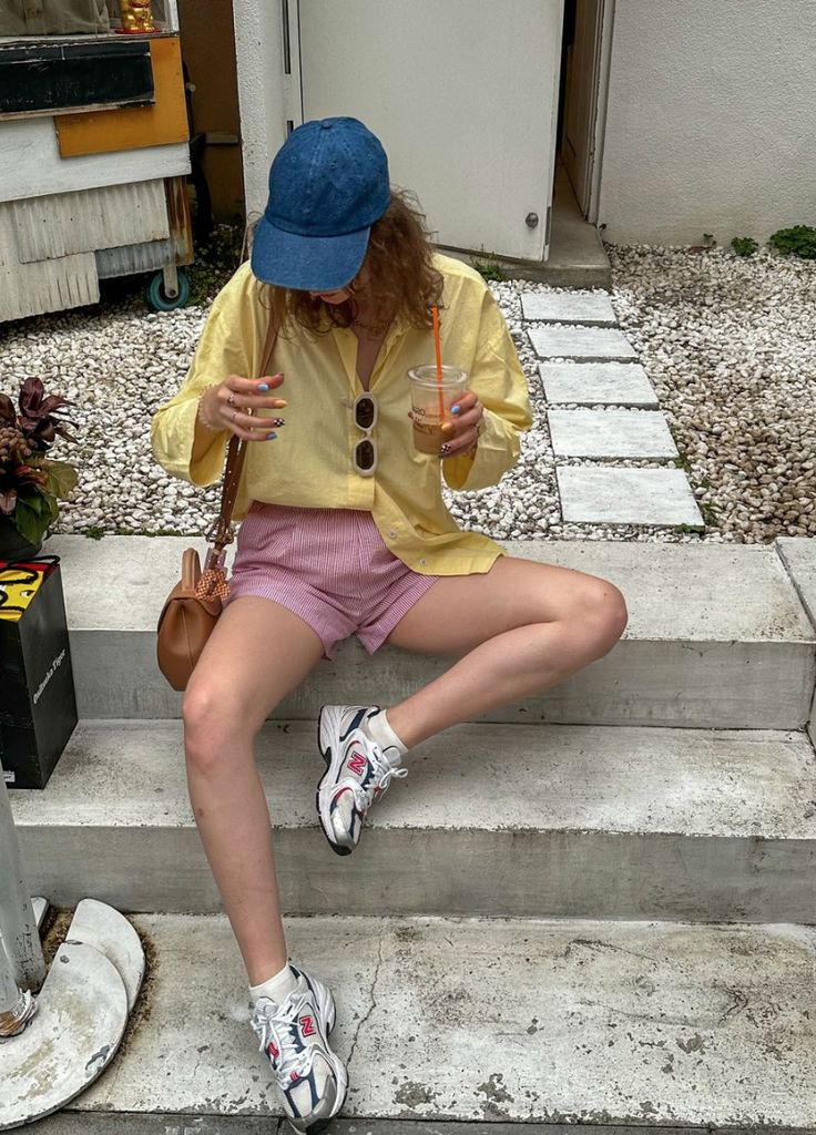 Quần shorts đang được hội &ldquo;cool girl&rdquo; n&acirc;ng tầm: Mix đ&uacute;ng kiểu vừa m&aacute;t vừa sang, mặc cả h&egrave; kh&ocirc;ng ch&aacute;n- Ảnh 23.