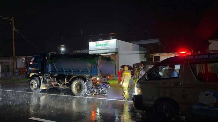 Xe m&aacute;y chở 3 t&ocirc;ng v&agrave;o đu&ocirc;i xe tải, 2 người tử vong- Ảnh 1.