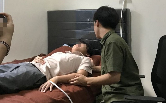 C&ocirc; g&aacute;i 28 tuổi leo 20 tầng lầu 2 lần/ng&agrave;y để thon gọn bắp ch&acirc;n, v&agrave;i th&aacute;ng sau đầu gối gi&agrave; gấp đ&ocirc;i số tuổi - Ảnh 2.