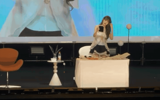 Đại mỹ nh&acirc;n showbiz đẹp l&ecirc;n tỷ lần nhờ ngồi xe lăn: Thời trang điểm 10, kh&iacute; chất 100 c&ograve;n nhan sắc 1000- Ảnh 6.