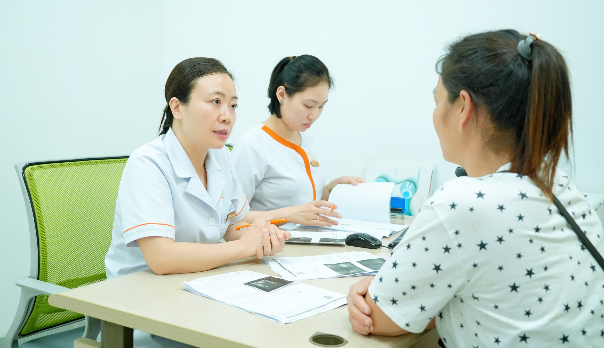 X&uacute;c động h&agrave;nh tr&igrave;nh gần 1 thập kỷ đi t&igrave;m tiếng gọi ba mẹ: "D&ugrave; chỉ c&ograve;n 1%, vợ chồng m&igrave;nh vẫn t&igrave;m con" - Ảnh 1.