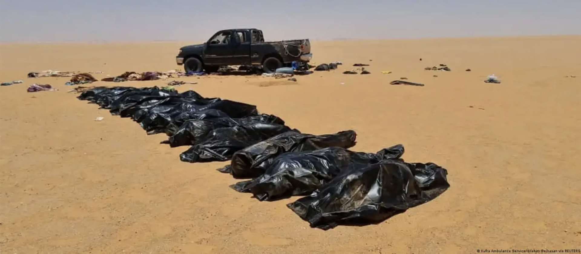 &Aacute;m ảnh hiện trường vụ hỏng xe giữa sa mạc Sahara: 49 người tử vong v&igrave; kh&aacute;t nước, 2 người sống s&oacute;t thần kỳ nhờ đi bộ 48km- Ảnh 1.