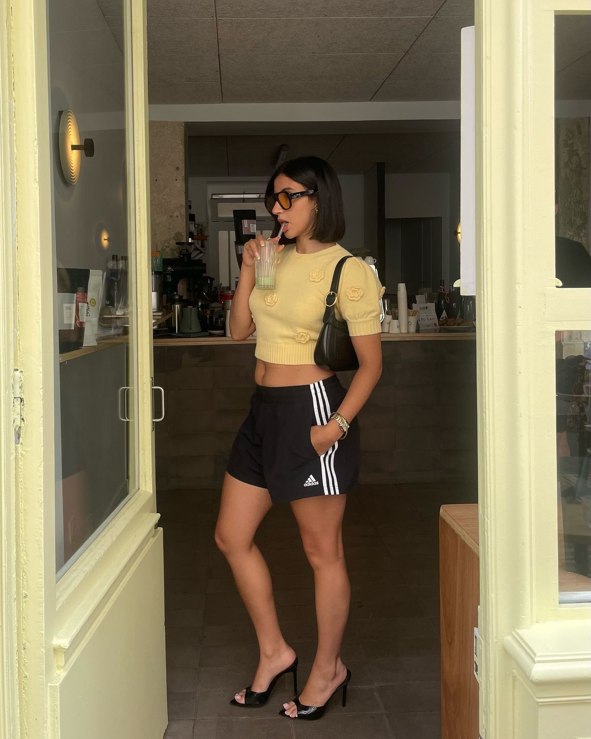 Quần shorts đang được hội &ldquo;cool girl&rdquo; n&acirc;ng tầm: Mix đ&uacute;ng kiểu vừa m&aacute;t vừa sang, mặc cả h&egrave; kh&ocirc;ng ch&aacute;n- Ảnh 16.