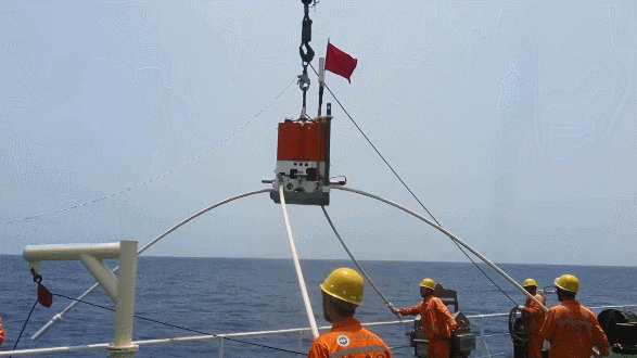 Ph&aacute;t hiện con t&agrave;u l&ecirc;nh đ&ecirc;nh ngo&agrave;i biển, t&igrave;m kiếm ở độ s&acirc;u 10.000 m&eacute;t, mang tin vui về cho Trung Quốc- Ảnh 2.