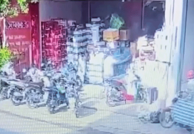 Ch&aacute;y qu&aacute;n photocopy khiến cụ &ocirc;ng tử vong: Camera ghi cảnh con trai nạn nh&acirc;n ph&oacute;ng hỏa, h&eacute; lộ nguồn cơn- Ảnh 1.
