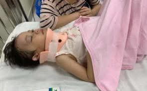 T&igrave;nh trạng sức khỏe của b&eacute; g&aacute;i bị bạn "được cho l&agrave; trẻ tự kỷ" đẩy ng&atilde; từ cầu trượt cao 1,5m- Ảnh 1.