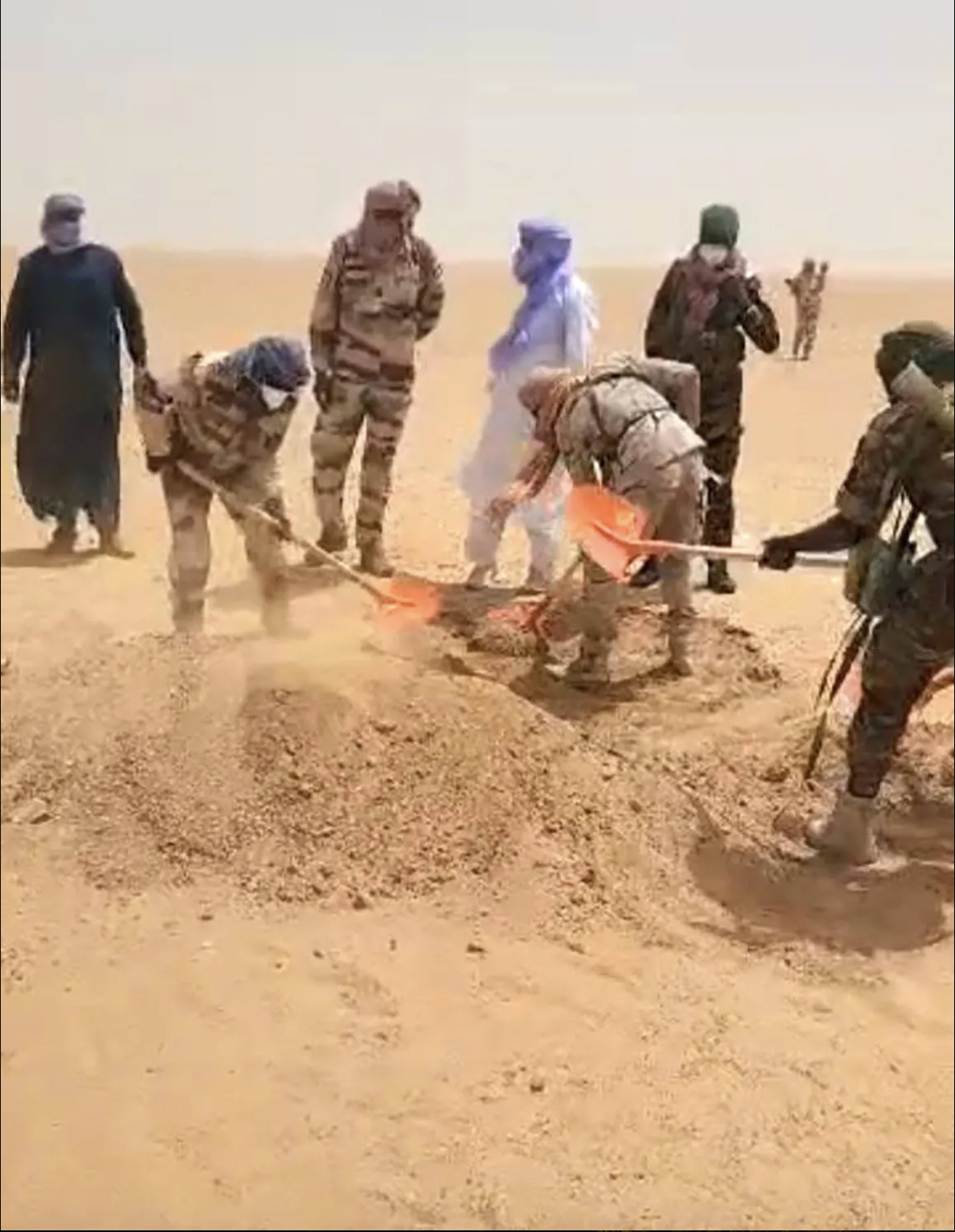 &Aacute;m ảnh hiện trường vụ hỏng xe giữa sa mạc Sahara: 49 người tử vong v&igrave; kh&aacute;t nước, 2 người sống s&oacute;t thần kỳ nhờ đi bộ 48km- Ảnh 4.