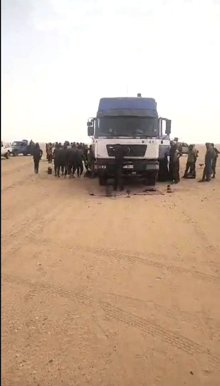 &Aacute;m ảnh hiện trường vụ hỏng xe giữa sa mạc Sahara: 49 người tử vong v&igrave; kh&aacute;t nước, 2 người sống s&oacute;t thần kỳ nhờ đi bộ 48km- Ảnh 5.