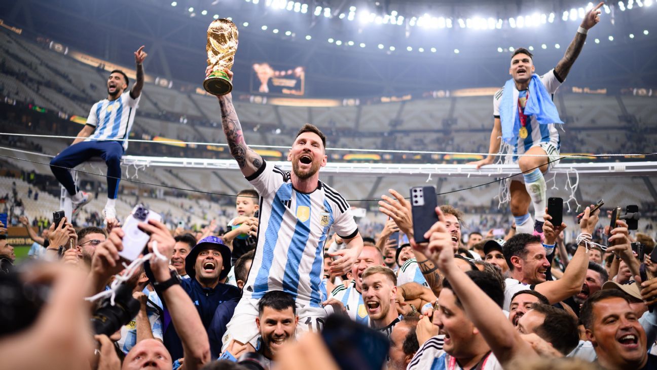 Tại sao mọi người bỗng dưng "m&ecirc;" b&oacute;ng đ&aacute; mỗi khi World Cup đến? - Ảnh 1.