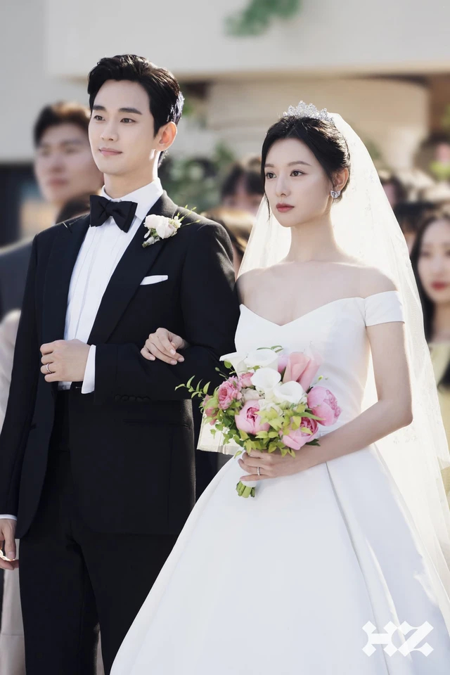 B&ugrave;ng nổ bằng chứng Kim Soo Hyun - Kim Ji Won hẹn h&ograve;, n&agrave;ng quyết nắm tay ch&agrave;ng vượt ng&agrave;n ch&ocirc;ng gai?- Ảnh 2.