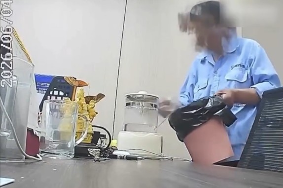 Đoạn clip gây sốc: Nhân viên đổ nước bẩn từ thùng rác vào cốc nước của đồng nghiệp- Ảnh 2. Đoạn clip gây sốc: Nhân viên đổ nước bẩn từ thùng rác vào cốc nước của đồng nghiệp- Ảnh 2.