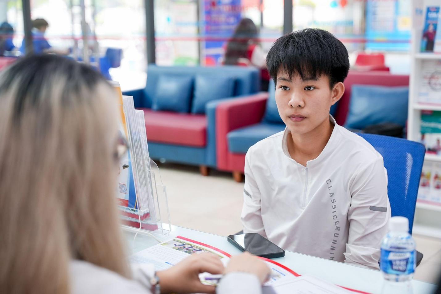 Cận ngày thi tốt nghiệp THPT, nhiều thí sinh đến UEF “giữ chỗ” bằng thông tin đăng ký học bạ - Ảnh 1. Cận ngày thi tốt nghiệp THPT, nhiều thí sinh đến UEF “giữ chỗ” bằng thông tin đăng ký học bạ - Ảnh 1.