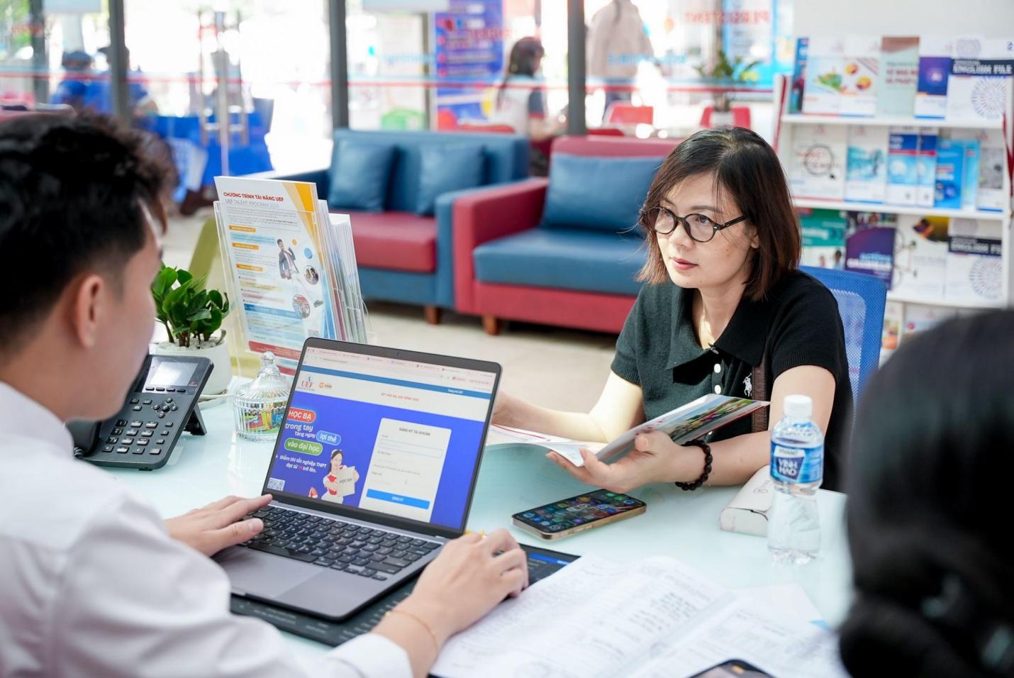 Cận ngày thi tốt nghiệp THPT, nhiều thí sinh đến UEF “giữ chỗ” bằng thông tin đăng ký học bạ - Ảnh 2. Cận ngày thi tốt nghiệp THPT, nhiều thí sinh đến UEF “giữ chỗ” bằng thông tin đăng ký học bạ - Ảnh 2.