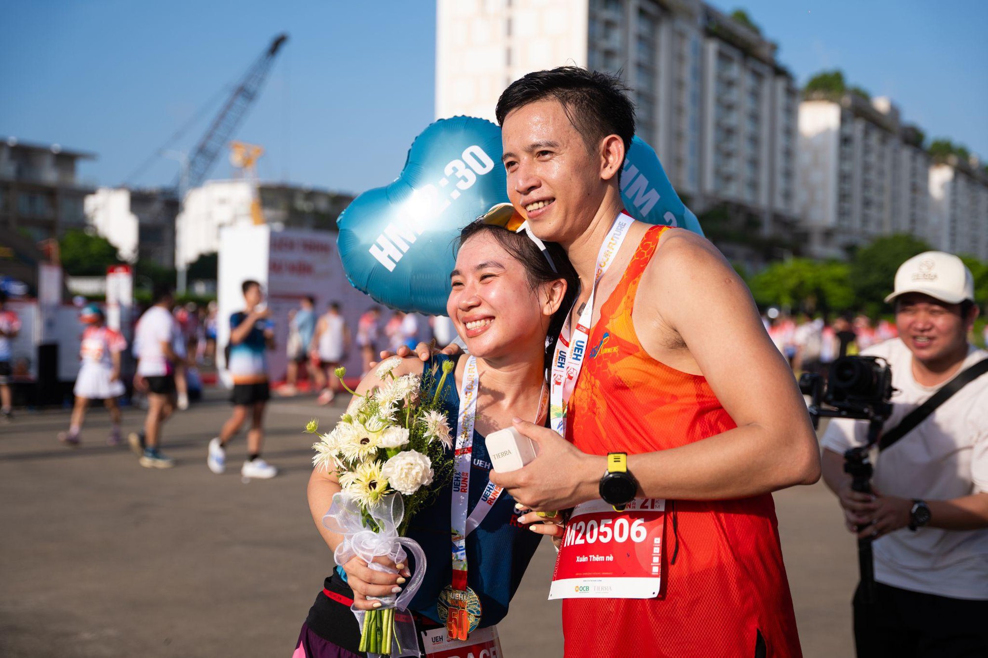 Đang chạy marathon bỗng th&agrave;nh nữ ch&iacute;nh phim điện ảnh: C&ocirc; g&aacute;i được cầu h&ocirc;n ngay khi vừa c&aacute;n đ&iacute;ch với chiếc nhẫn trong mơ - Ảnh 2.