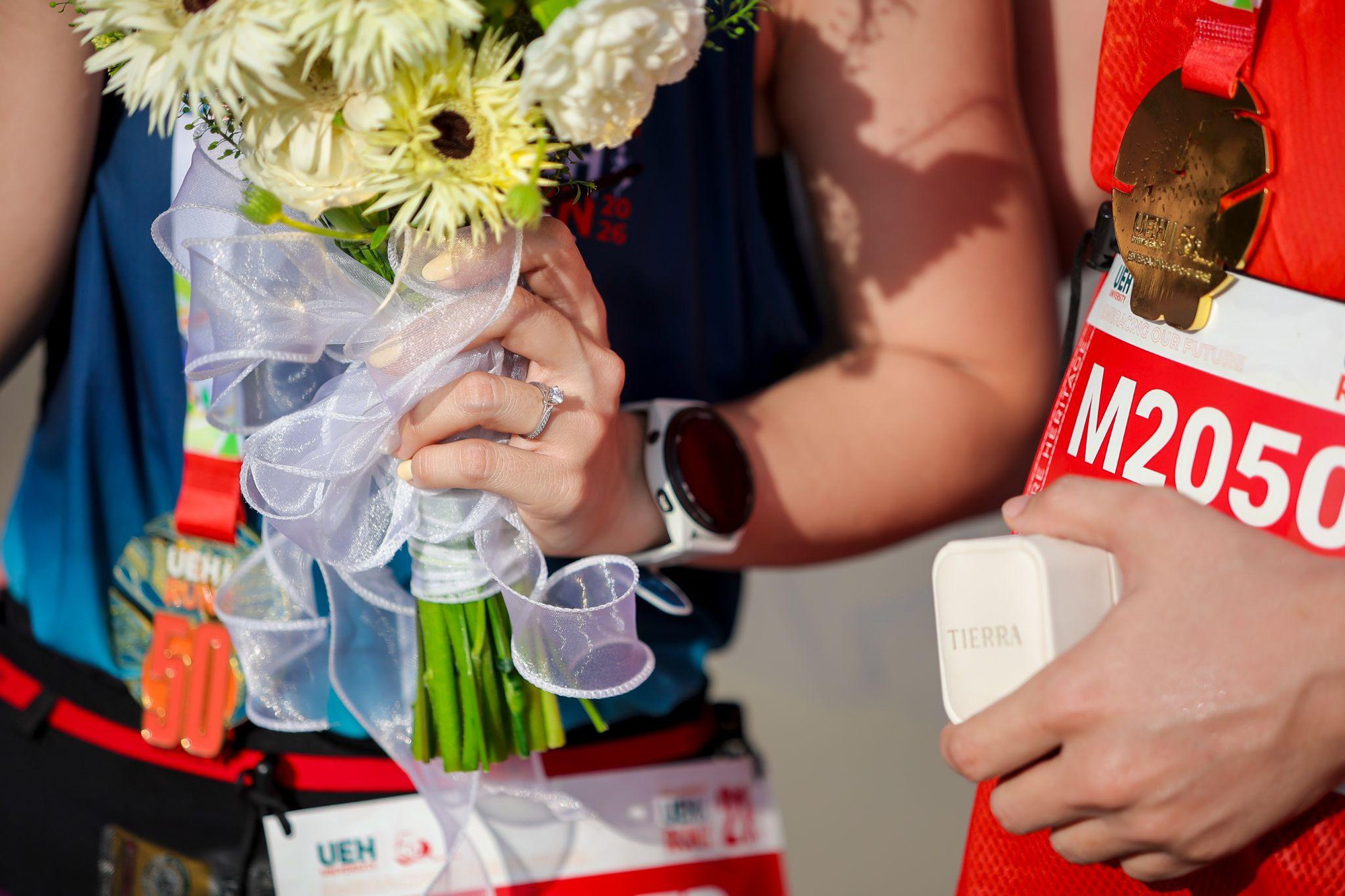 Đang chạy marathon bỗng th&agrave;nh nữ ch&iacute;nh phim điện ảnh: C&ocirc; g&aacute;i được cầu h&ocirc;n ngay khi vừa c&aacute;n đ&iacute;ch với chiếc nhẫn trong mơ - Ảnh 3.