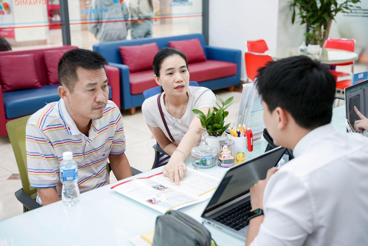 Cận ngày thi tốt nghiệp THPT, nhiều thí sinh đến UEF “giữ chỗ” bằng thông tin đăng ký học bạ - Ảnh 4. Cận ngày thi tốt nghiệp THPT, nhiều thí sinh đến UEF “giữ chỗ” bằng thông tin đăng ký học bạ - Ảnh 4.