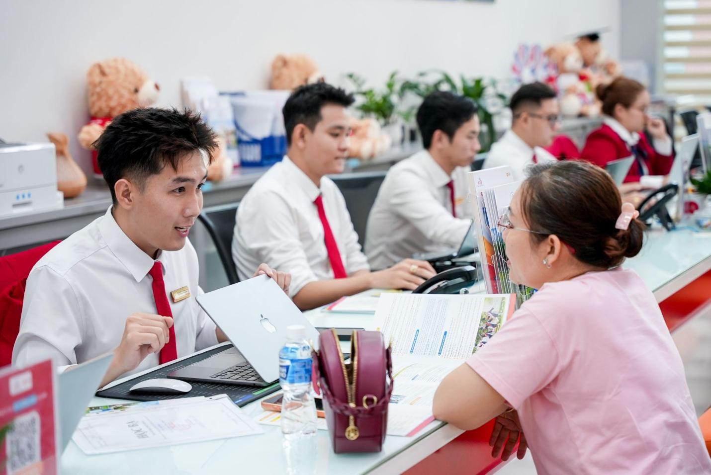 Cận ngày thi tốt nghiệp THPT, nhiều thí sinh đến UEF “giữ chỗ” bằng thông tin đăng ký học bạ - Ảnh 5. Cận ngày thi tốt nghiệp THPT, nhiều thí sinh đến UEF “giữ chỗ” bằng thông tin đăng ký học bạ - Ảnh 5.