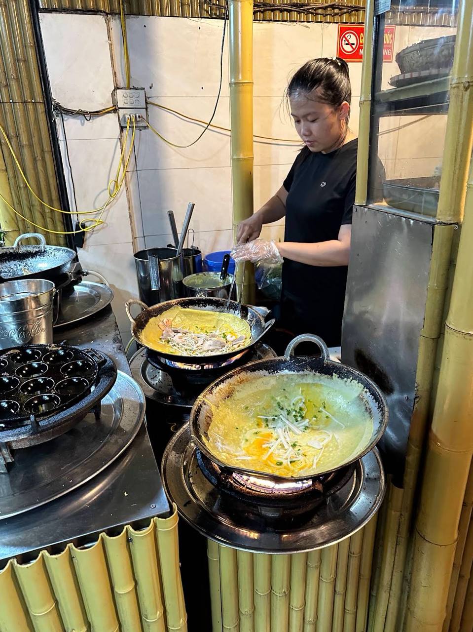Cùng dính lùm xùm vệ sinh, huyền thoại phở phố cổ "bay màu" khỏi Michelin còn quán bánh xèo vẫn trụ hạng khó tin - Ảnh 8.