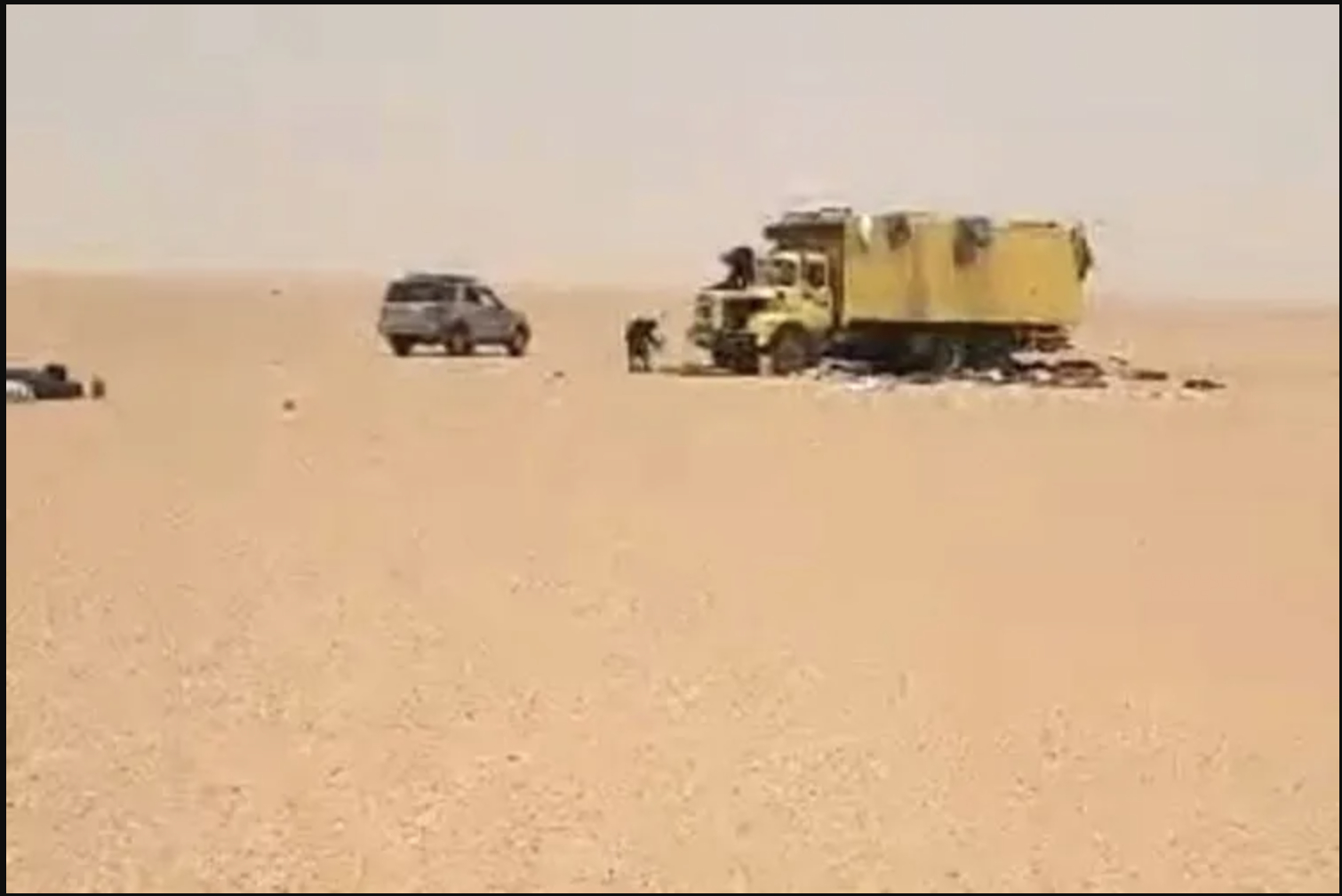 &Aacute;m ảnh hiện trường vụ hỏng xe giữa sa mạc Sahara: 49 người tử vong v&igrave; kh&aacute;t nước, 2 người sống s&oacute;t thần kỳ nhờ đi bộ 48km- Ảnh 3.