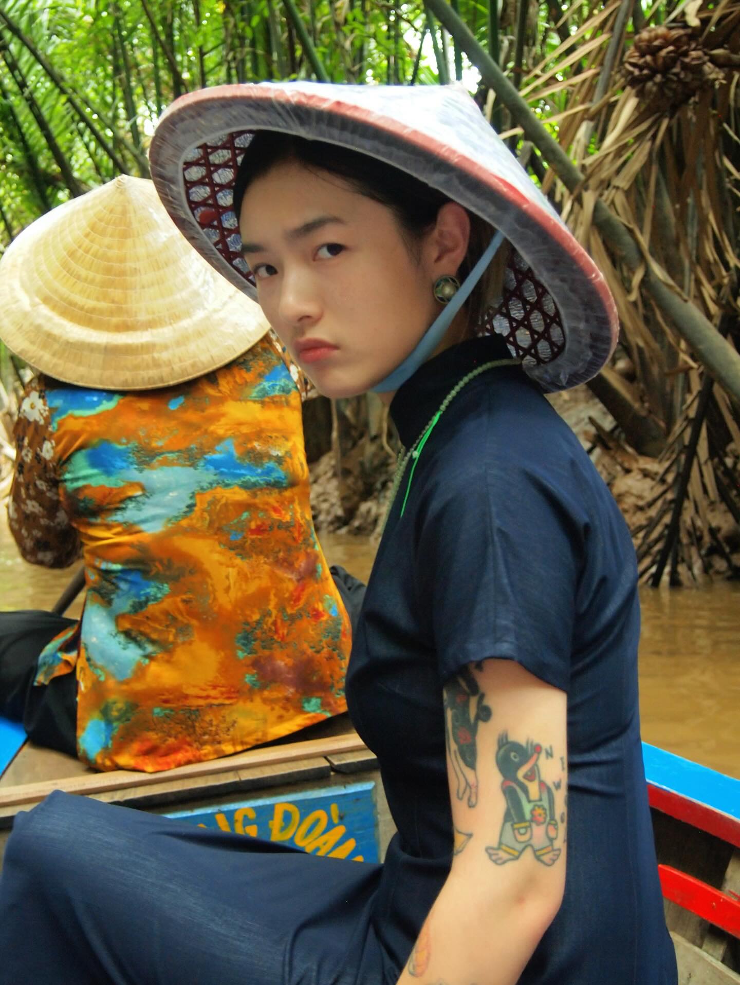 Tỷ tỷ xứ Trung đua nhau mặc sườn x&aacute;m gh&eacute; miền T&acirc;y đội n&oacute;n l&aacute; ch&egrave;o xuồng, l&agrave;m n&ecirc;n mấy bộ h&igrave;nh "chấn động"- Ảnh 8.