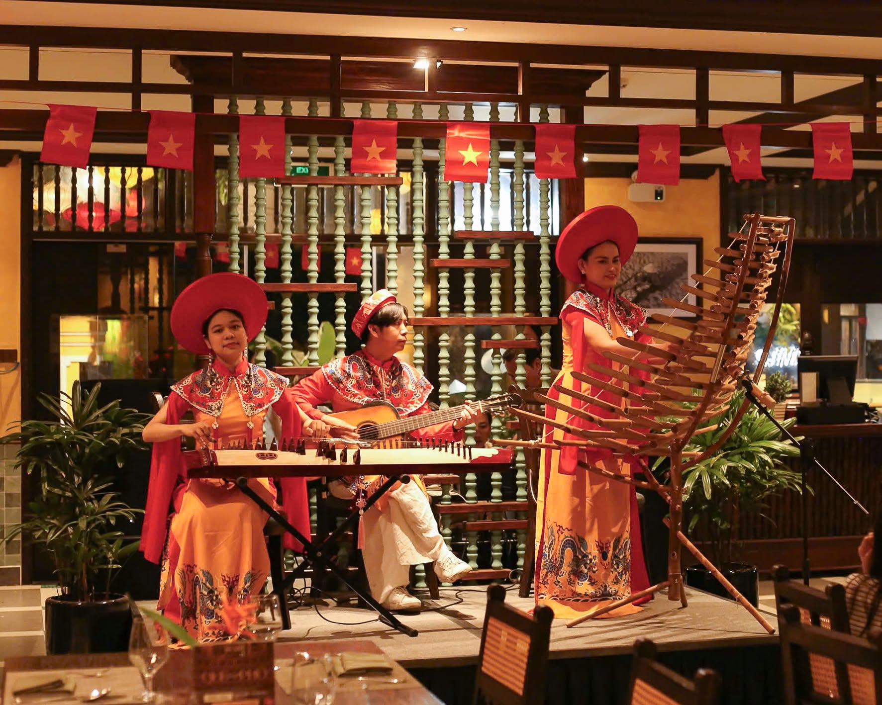 Trải nghiệm nh&agrave; h&agrave;ng c&oacute; vị tr&iacute; đắc địa nhất Hội An, tự tay l&agrave;m t&ocirc; mỳ quảng vừa &yacute; nhất cuộc đời - Ảnh 21.