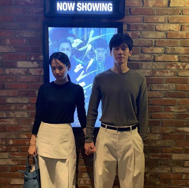 &ldquo;Thầy gi&aacute;o&rdquo; bảnh nhất l&uacute;c n&agrave;y: U50 body hết nước chấm, c&ugrave;ng vợ l&agrave;m th&agrave;nh couple mặc chất suốt một thập kỷ- Ảnh 22.
