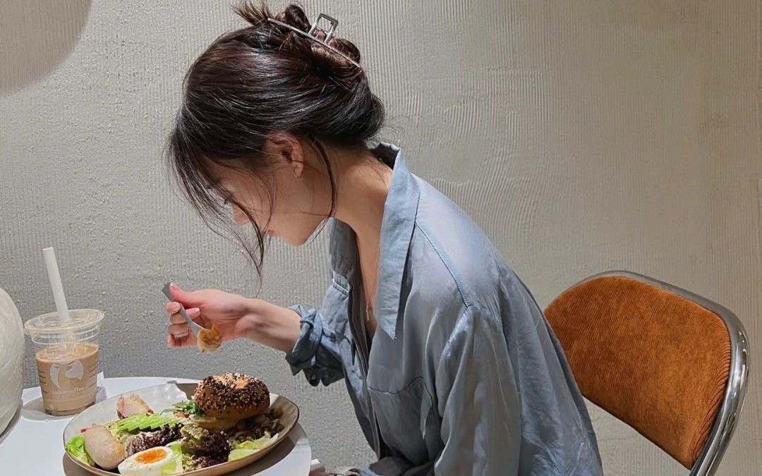 Lạ l&ugrave;ng: 1 c&ocirc; g&aacute;i được b&aacute;c sĩ k&ecirc; uống nước ngọt c&oacute; ga sau khi nhập viện v&igrave; đau bụng - Ảnh 2.