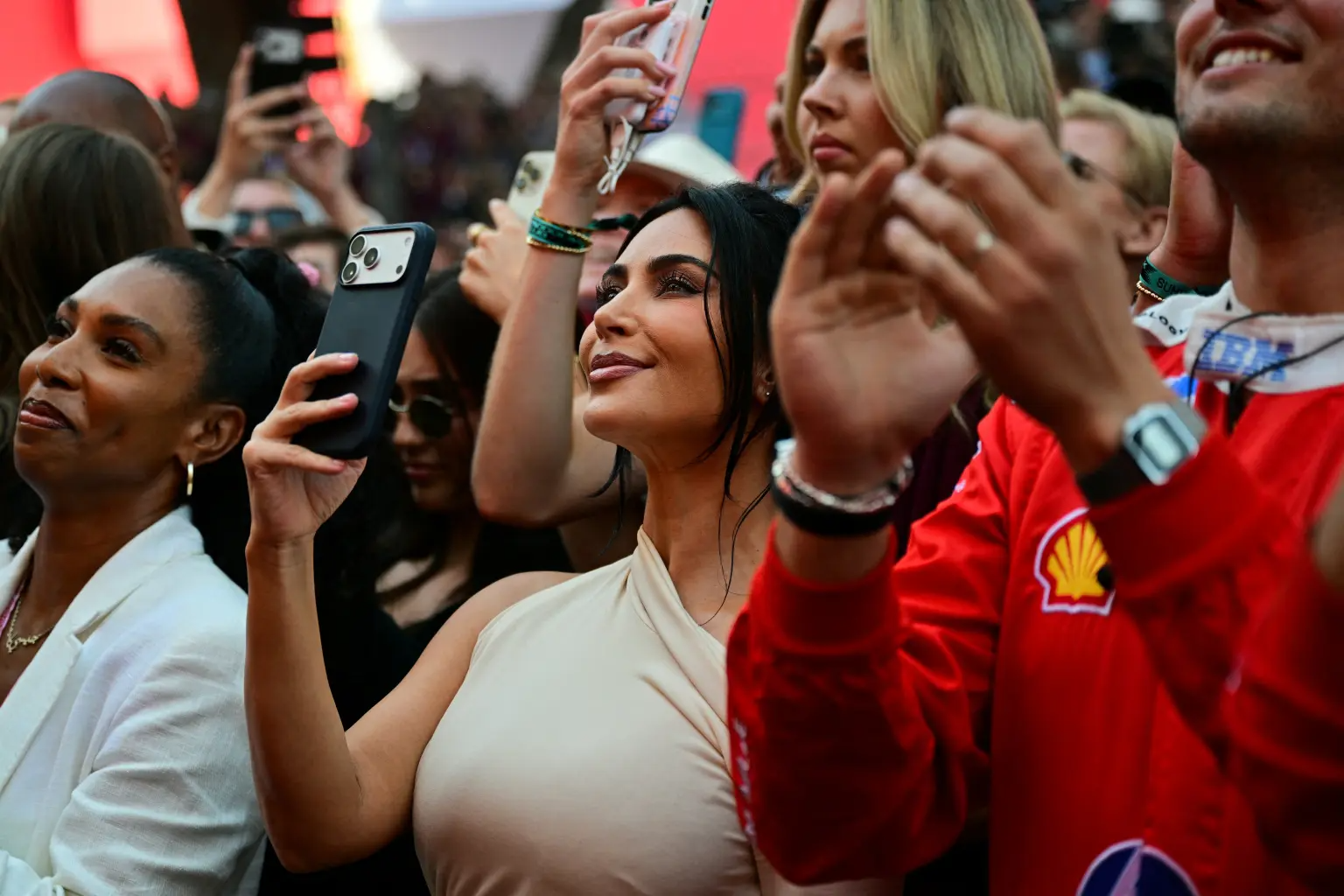 Kim Kardashian chính thức Kim Kardashian chính thức