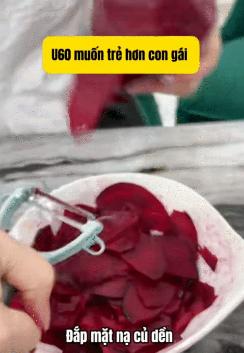 Kh&ocirc;ng cần mỹ phẩm đắt tiền, mẹ U60 chỉ con g&aacute;i b&ocirc;i thứ n&agrave;y l&ecirc;n da để nh&igrave;n trẻ hơn so với tuổi, đến phụ nữ H&agrave;n cũng đang học theo- Ảnh 4.