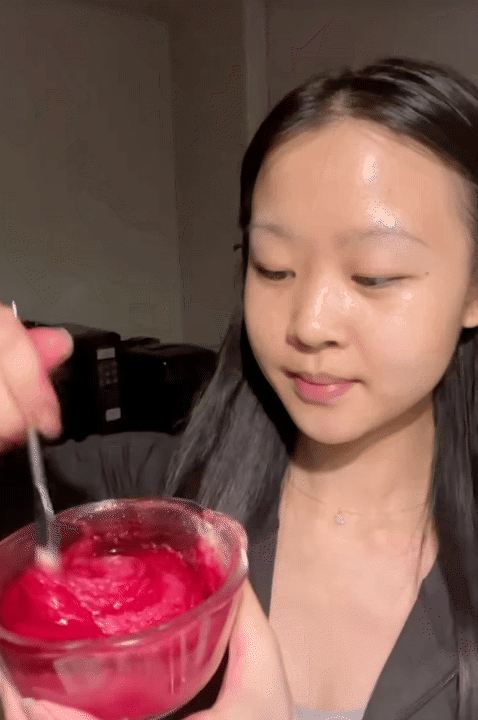 Kh&ocirc;ng cần mỹ phẩm đắt tiền, mẹ U60 chỉ con g&aacute;i b&ocirc;i thứ n&agrave;y l&ecirc;n da để nh&igrave;n trẻ hơn so với tuổi, đến phụ nữ H&agrave;n cũng đang học theo- Ảnh 12.