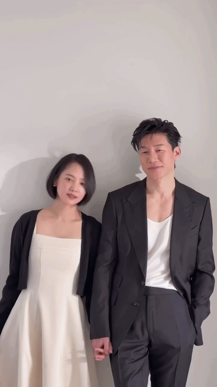 &ldquo;Thầy gi&aacute;o&rdquo; bảnh nhất l&uacute;c n&agrave;y: U50 body hết nước chấm, c&ugrave;ng vợ l&agrave;m th&agrave;nh couple mặc chất suốt một thập kỷ- Ảnh 12.