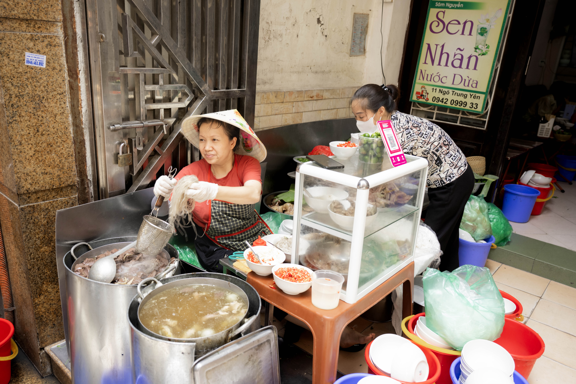 B&agrave; chủ b&uacute;n ngan Nh&agrave;n lần đầu l&ecirc;n tiếng: "Kh&ocirc;ng bao giờ cọc với nh&acirc;n vi&ecirc;n, ng&agrave;y n&agrave;o cũng tập thể dục, kh&aacute;ch ruột hiểu chị l&agrave; đủ!" - Ảnh 2.