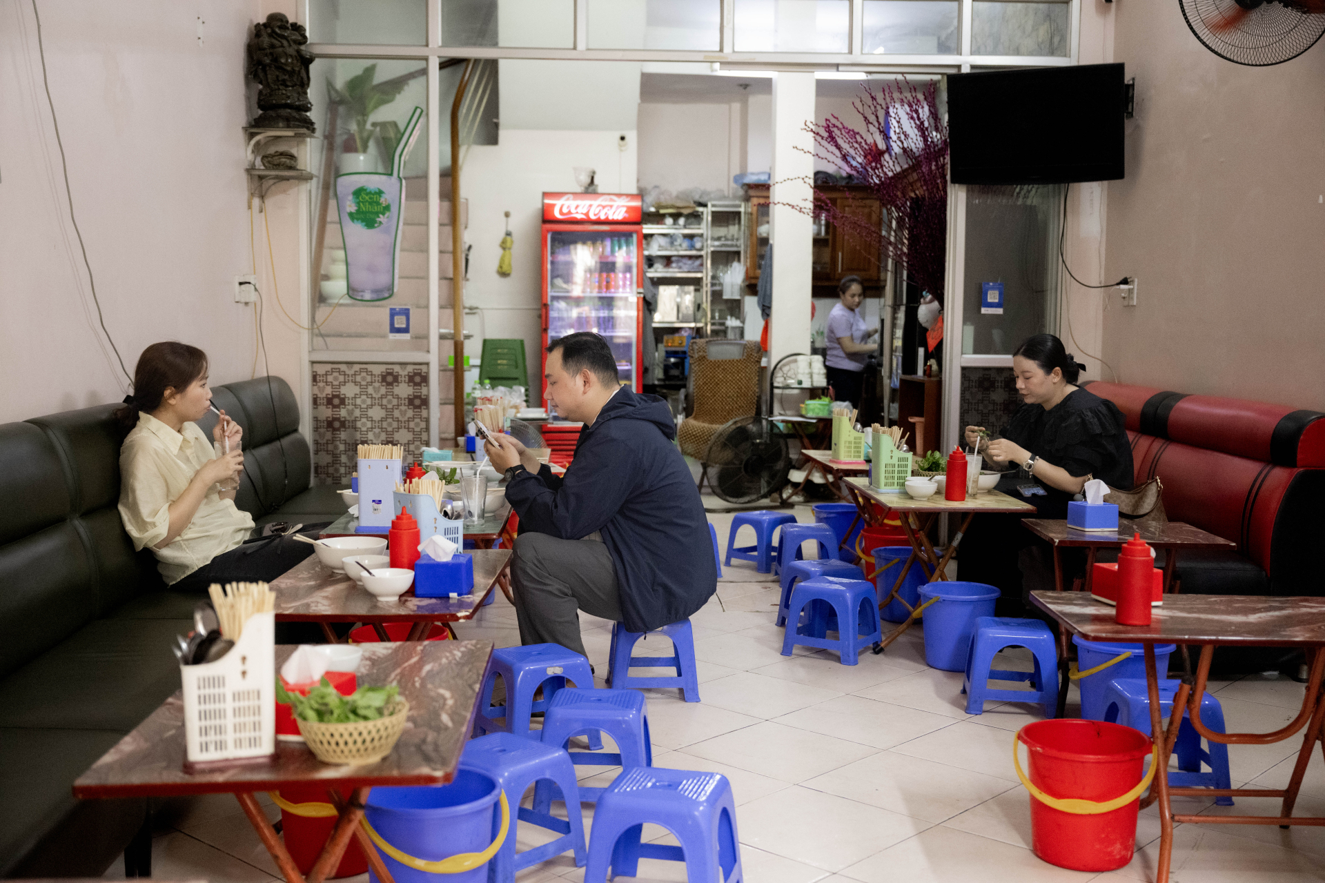 B&agrave; chủ b&uacute;n ngan Nh&agrave;n lần đầu l&ecirc;n tiếng: "Kh&ocirc;ng bao giờ cọc với nh&acirc;n vi&ecirc;n, ng&agrave;y n&agrave;o cũng tập thể dục, kh&aacute;ch ruột hiểu chị l&agrave; đủ!" - Ảnh 5.