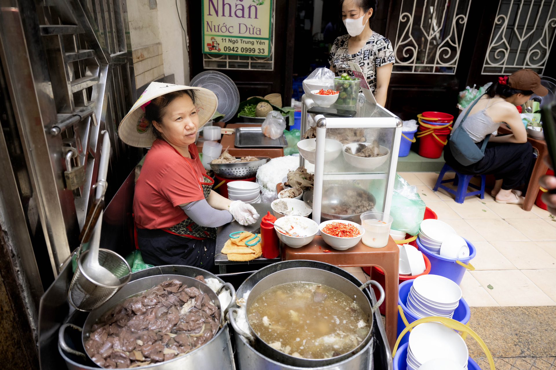 B&agrave; chủ b&uacute;n ngan Nh&agrave;n lần đầu l&ecirc;n tiếng: "Kh&ocirc;ng bao giờ cọc với nh&acirc;n vi&ecirc;n, ng&agrave;y n&agrave;o cũng tập thể dục, kh&aacute;ch ruột hiểu chị l&agrave; đủ!" - Ảnh 12.