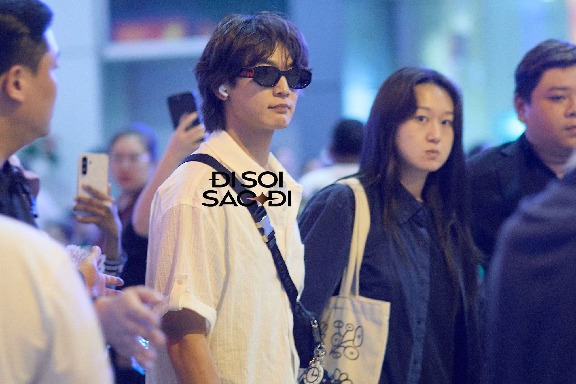 Nam thần Minho (SHINee) đổ bộ Tân Sơn Nhất: Visual đời thực sáng bừng cả sân bay- Ảnh 2. Nam thần Minho (SHINee) đổ bộ Tân Sơn Nhất: Visual đời thực sáng bừng cả sân bay- Ảnh 2.