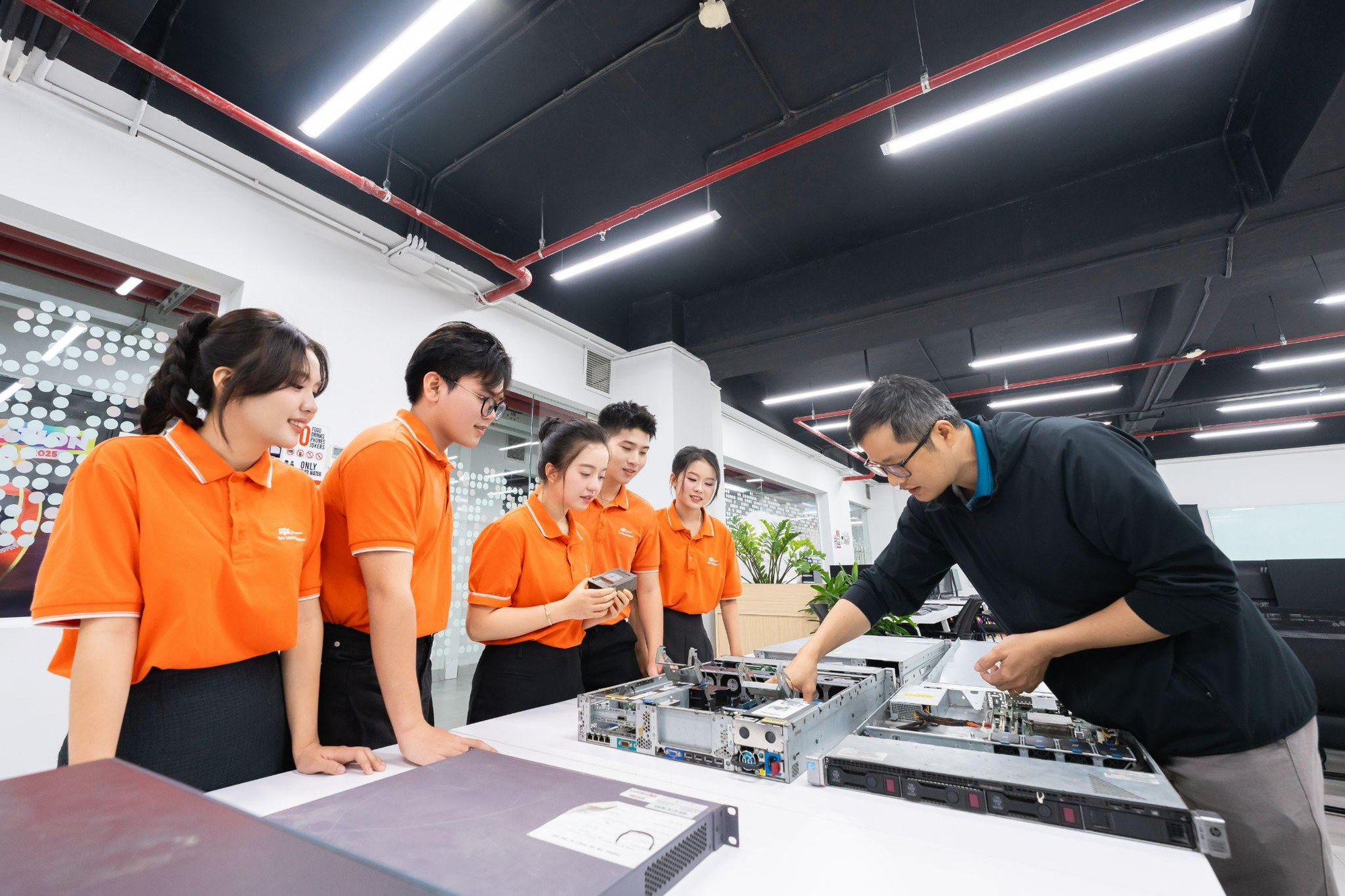 35.000 chỗ trống, lương hấp dẫn, cạnh tranh thấp: Ngành chip bán dẫn đang chờ thế hệ kỹ sư tiếp theo - Ảnh 1. 35.000 chỗ trống, lương hấp dẫn, cạnh tranh thấp: Ngành chip bán dẫn đang chờ thế hệ kỹ sư tiếp theo - Ảnh 1.
