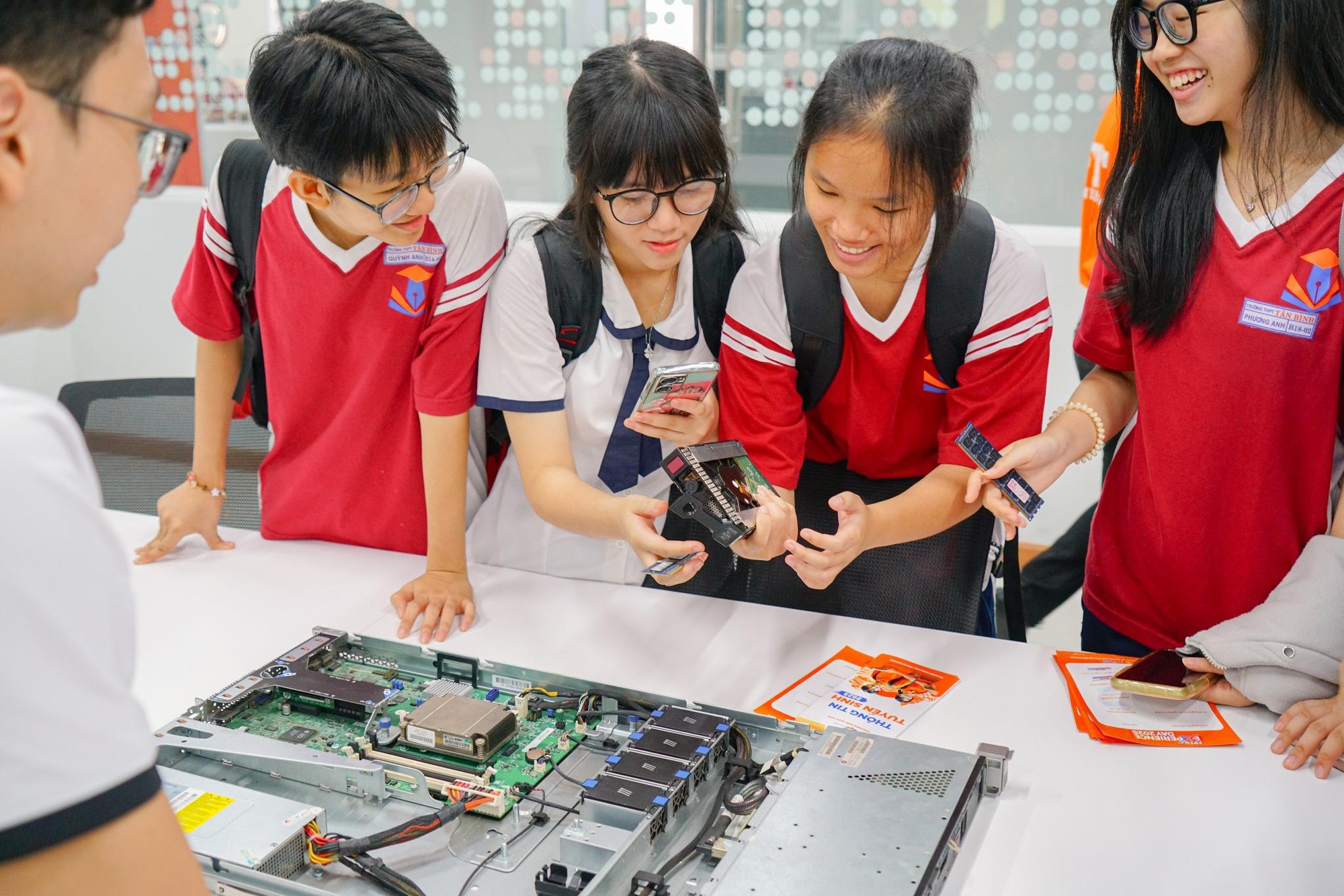 35.000 chỗ trống, lương hấp dẫn, cạnh tranh thấp: Ngành chip bán dẫn đang chờ thế hệ kỹ sư tiếp theo - Ảnh 2. 35.000 chỗ trống, lương hấp dẫn, cạnh tranh thấp: Ngành chip bán dẫn đang chờ thế hệ kỹ sư tiếp theo - Ảnh 2.