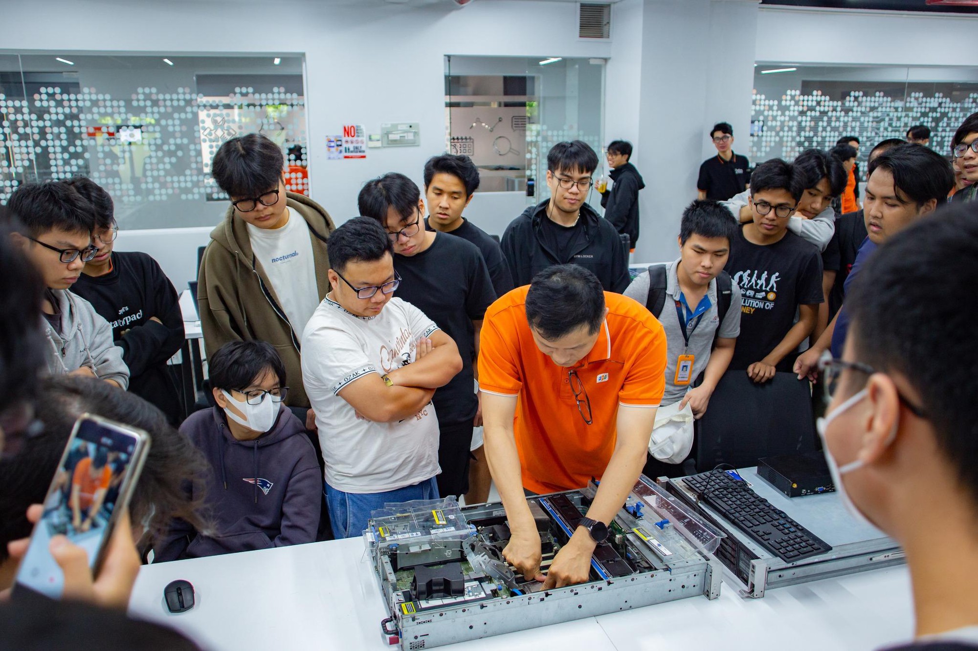 35.000 chỗ trống, lương hấp dẫn, cạnh tranh thấp: Ngành chip bán dẫn đang chờ thế hệ kỹ sư tiếp theo - Ảnh 3. 35.000 chỗ trống, lương hấp dẫn, cạnh tranh thấp: Ngành chip bán dẫn đang chờ thế hệ kỹ sư tiếp theo - Ảnh 3.