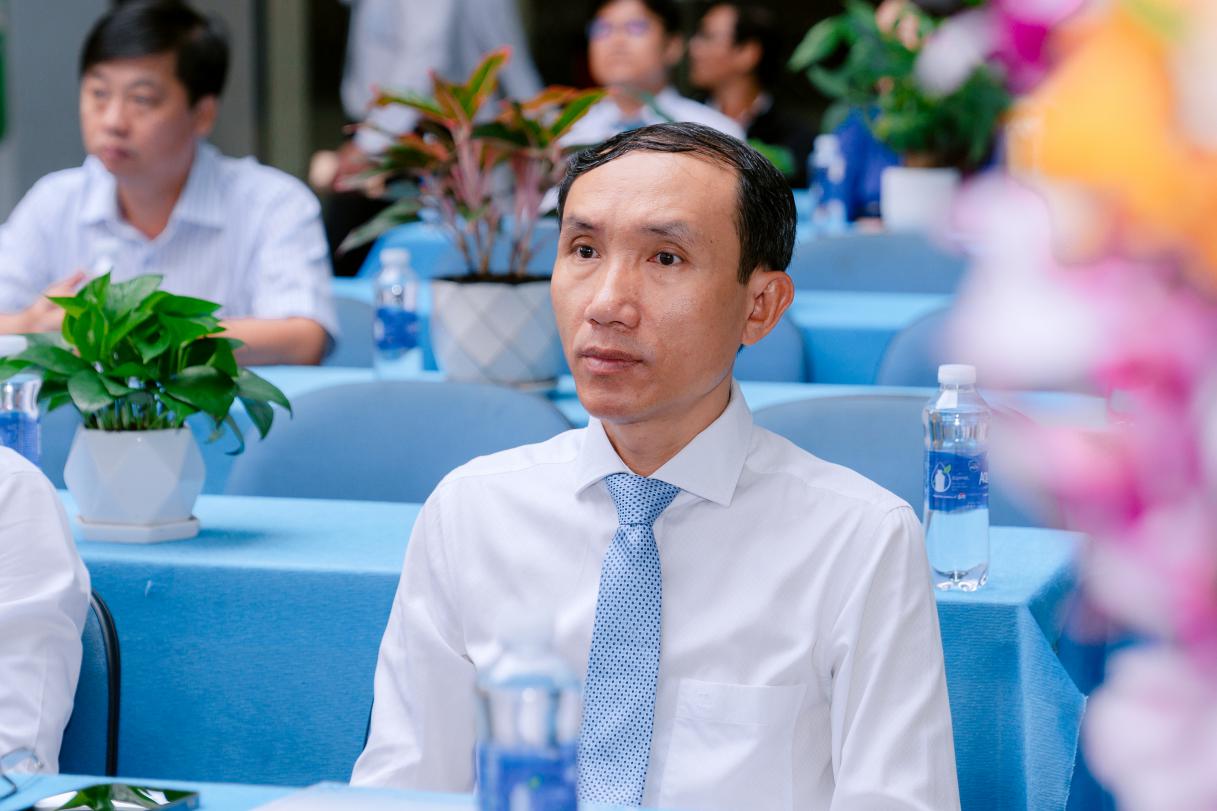 Khoảnh khắc ôm cha mẹ khóc đầy xúc động của học sinh Trần Cao Vân trong lễ Tri ân và Trưởng thành - Ảnh 3. Khoảnh khắc ôm cha mẹ khóc đầy xúc động của học sinh Trần Cao Vân trong lễ Tri ân và Trưởng thành - Ảnh 3.