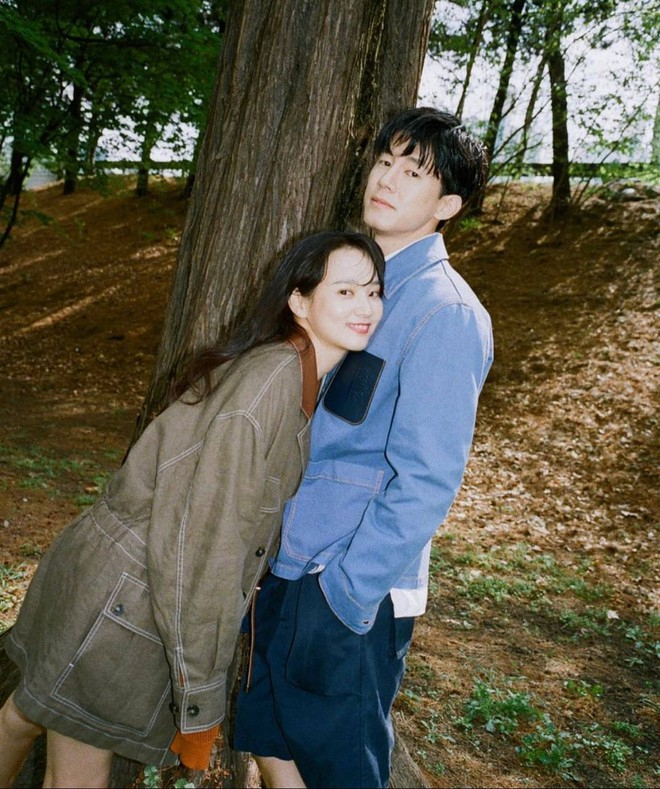 &ldquo;Thầy gi&aacute;o&rdquo; bảnh nhất l&uacute;c n&agrave;y: U50 body hết nước chấm, c&ugrave;ng vợ l&agrave;m th&agrave;nh couple mặc chất suốt một thập kỷ- Ảnh 20.